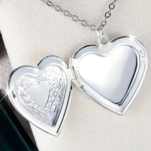 TRADITIONAL SILVER HEART LOCKET - Picture 2 of 2